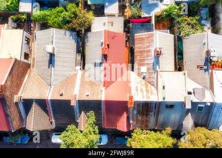 Innenstadtwohnvorort Surry Hills in Sydney - lokale Straße mit historischen Terrassenhäusern - Luftaufnahme von oben nach unten. Stockfoto