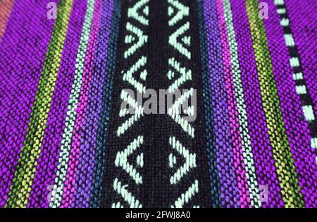 Textur und Muster aus Vivid Purple und Black Thai Northern Regionale Traditionelle Textilien Stockfoto