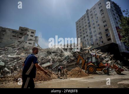 Gaza-Streifen, Gaza. Mai 2021. Hochzeitskleider, die sich in den Trümmern des Gazastreifens nach dem Waffenstillstandsabkommen zwischen Gaza und Israel befinden.der Waffenstillstand zwischen Gaza und Israel wurde umgesetzt. (Foto von Yousef Masoud/SOPA Images/Sipa USA) Quelle: SIPA USA/Alamy Live News Stockfoto