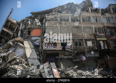 Gaza-Streifen, Gaza. Mai 2021. Hochzeitskleider, die sich in den Trümmern des Gazastreifens nach dem Waffenstillstandsabkommen zwischen Gaza und Israel befinden.der Waffenstillstand zwischen Gaza und Israel wurde umgesetzt. (Foto von Yousef Masoud/SOPA Images/Sipa USA) Quelle: SIPA USA/Alamy Live News Stockfoto