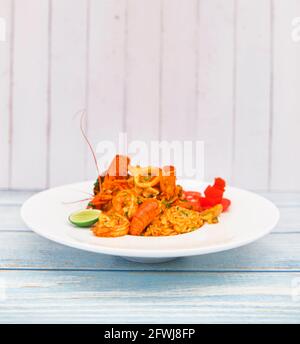 Peruanisches Essen, 'arroz con mariscos': Eine Auswahl an Meeresspeisen, serviert mit Reis. , Draufsicht. Selektiver Fokus Stockfoto