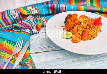 Peruanisches Essen, 'arroz con mariscos': Eine Auswahl an Meeresspeisen, serviert mit Reis. , Draufsicht. Selektiver Fokus Stockfoto