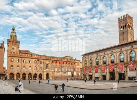 Piazza Maggiore in der historischen Altstadt von Bologna, Emilia-Romagna, Italien Stockfoto