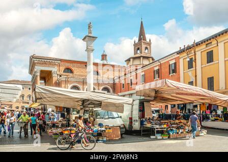 Marktplatz in der Innenstadt von Forli, Emilia Romagna, Italien gebucht. Stockfoto