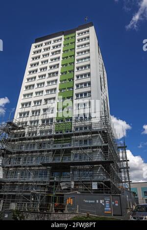 Das Lynher House in Devonport wurde infolge der Feuerkatastrophe in Grenfell in London umkleidet. Jetzt fast abgeschlossen und das Gerüst wird entfernt geben Stockfoto