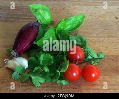 Gemischtes Gemüse auf Holztisch Stockfoto