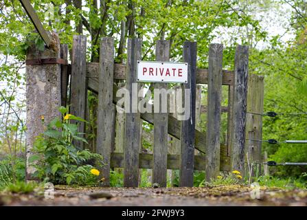 Privates Schild an einem Holztor vor dem Weg In der Natur Stockfoto