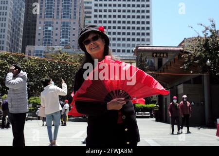 San Francisco, USA. Mai 2021. Eine Frau tritt am Portsmouth Square in Chinatown in San Francisco, Kalifornien, USA, am 22. Mai 2021 auf. Kalifornien, der bevölkerungsreichste Staat in den Vereinigten Staaten, kündigte am Freitag Pläne an, seine Wirtschaft am 15. Juni inmitten von Fallenlassen und einer Ausweitung der Impffähigkeit wieder vollständig zu öffnen. Quelle: Wu Xiaoling/Xinhua/Alamy Live News Stockfoto