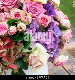 Hochzeit Blumenarrangement mit Pfingstrosen, Hortensien, Chrysanthemen und Kunda. Blumen. Partydekor Stockfoto