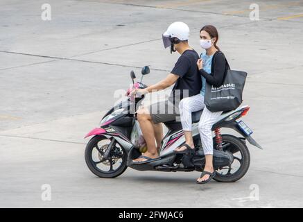 SAMUT PRAKAN, THAILAND, JULI 25 2020, das Paar fährt auf dem Motorrad auf der Straße. Stockfoto
