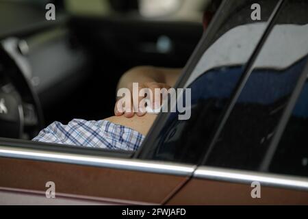 Details mit Menschen, die Covid-19-Impfstoffe direkt in ihren Autos in einem Drive-Thru-Impfzentrum in Bukarest, Rumänien, in die Arme bekommen. Stockfoto