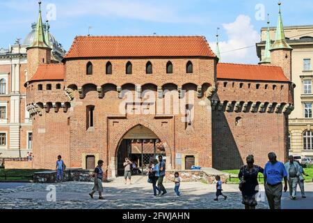 Der Barbican - ein befestigter Vorposten, der einst mit der Stadtmauer verbunden war. Es ist ein historisches Tor, das in die Altstadt von Krakau, Polen, führt. Stockfoto