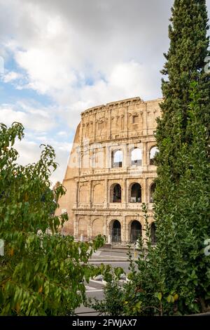 Ein Blick auf das berühmte kolosseum in der Stadt Rom, das größte Amphitheater, das je gebaut wurde Stockfoto