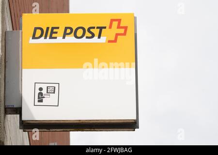 Logo der Schweizer Post mit ihrem Namen in deutscher Sprache. Stockfoto