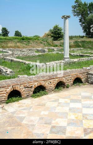 Alte griechische Stadt Dion. Spalte in den Ruinen des Hauses von Dionysos.. Archäologischer Park der heiligen Stadt Mazedoniens. Stockfoto