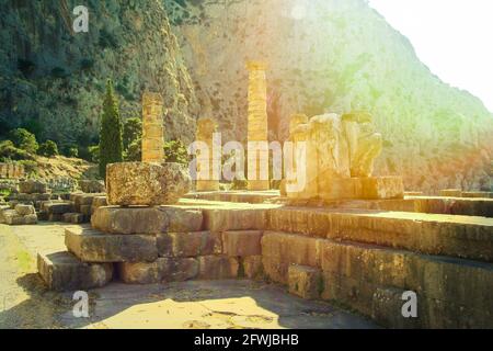 Delphi, Griechenland: Ruinen des Apollotempels mit Delphi-Orakel am frühen Morgen, Zentrum der griechischen Kultur. Stockfoto