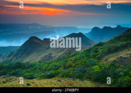 Sonnenaufgang in der bergigen Landschaft des Altos de Campana Nationalparks, Provinz Panama, Pazifikhang, Republik Panama, Mittelamerika. Stockfoto