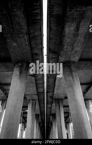 Unter der Autobahnüberführung M8, Glasgow Stockfoto