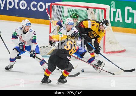 Riga, Lettland. Mai 2021. Markus EISENSCHMID, DEB 58 Stefan LOIBL, DEB 15 Wettkampf, Kampf um den Puck gegen Ken Andre OLIMB, #40 aus Norwegen Christian KAASATUL, #49 aus Norwegen NORWEGEN - DEUTSCHLAND 1-5 IIHF EISHOCKEY WELTMEISTERSCHAFT Gruppe B in Riga, Lettland, Lettland, 22. Mai 2021, Staffel 2020/2021 © Peter Schatz / Alamy Live News Credit: Peter Schatz/Alamy Live News Stockfoto