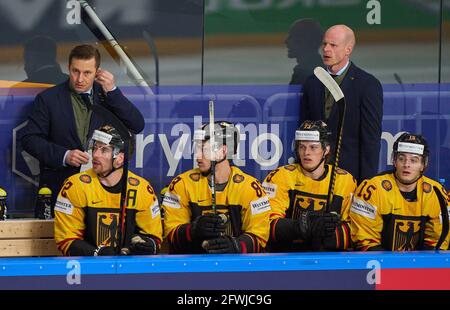 Riga, Lettland. Mai 2021. DEB Nationaltrainer Toni SÖDERHOLM, SOEDERHOLM, DEB-Headcoach, Teammanager, Bundestrainer, Ville PELTONEN, Lukas REICHEL, DEB 73 , Stefan LOIBL, DEB 15 NORWEGEN - DEUTSCHLAND 1-5 IIHF EISHOCKEY-WELTMEISTERSCHAFT Gruppe B in Riga, Lettland, Lettland, 22. Mai 2021, Staffel 2020/2021 © Peter Schatz / Alamy Live News Credit: Peter Schatz/Alamy Live News Stockfoto