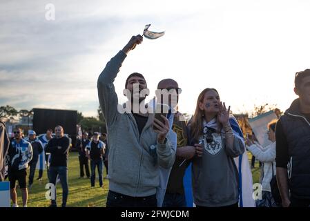 Melbourne, Australien. Mai 2021. Pro-israelische Anhänger im Caulfield Park reagieren aus der Ferne auf pro-palästinensische Gegendelikter. Quelle: Jay Kogler/Alamy Live News Stockfoto