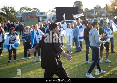 Melbourne, Australien. Mai 2021. Ein pro-israelisches Sicherheitsmitglied verdrängt Demonstranten von pro-palästinensischen Gegendemonstlern im Caulfield Park. Quelle: Jay Kogler/Alamy Live News Stockfoto