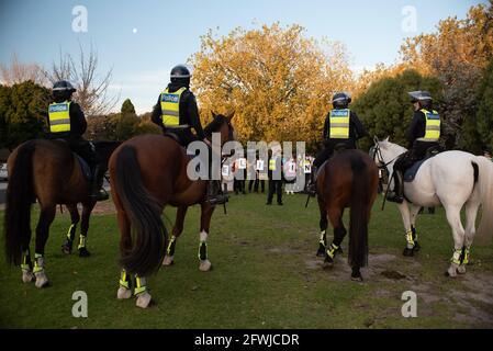 Melbourne, Australien. Mai 2021. Die Polizei steht bei einer pro-israelischen Kundgebung im Caulfield Park vor pro-palästinensischen Gegendemonstranten Wache. Dies folgt auf die jüngsten Pro Palestine-Rallys in Melbourne in den letzten zwei Wochen. Quelle: Jay Kogler/Alamy Live News Stockfoto