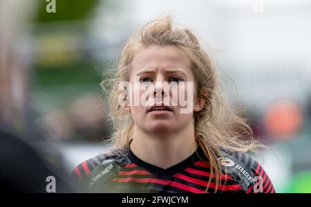 London, Großbritannien. Mai 2021. Zoe Harrison von Saracens Frauen mit Unterstützern nach dem Play-Off-Halbfinalspiel der Allianz Premier 15 zwischen Saracens Women und Loughborough Lightning am 22. Mai 2021 im StoneX Stadium, London, England. Foto von Phil Hutchinson. Nur zur redaktionellen Verwendung, Lizenz für kommerzielle Nutzung erforderlich. Keine Verwendung bei Wetten, Spielen oder Veröffentlichungen einzelner Clubs/Vereine/Spieler. Kredit: UK Sports Pics Ltd/Alamy Live Nachrichten Stockfoto