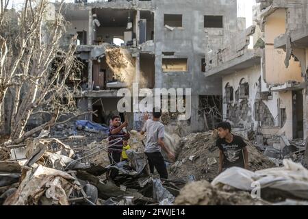 Palästinensische Kinder spielen in der Stadt Beit Hanoun im nördlichen Gazastreifen in den Trümmern ihrer zerstörten Häuser nach dem Waffenstillstand zwischen Israel und Aktivisten des Gazastreifens. Nach 11 Tagen der Kämpfe trat der Waffenstillstand zwischen Israel und den Aktivisten im Gazastreifen unter der Aufsicht einer ägyptischen Initiative zur Beendigung des bedingungslosen Feuers in Kraft. Nach Angaben des palästinensischen Gesundheitsministeriums wurden bei dem israelischen Angriff mindestens 232 Palästinenser getötet, während mindestens 12 Israeliten bei Raketenangriffen aus Gaza getötet wurden. (Foto von Mahmoud Issa/SOPA Images/Sipa USA) Stockfoto