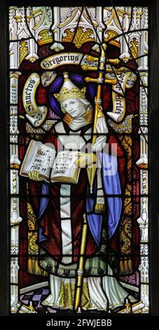 Ein Glasfenster von Herbert Bryans Darstellung der Hl. Gregor Arzt der Kirche, St Andrews Kirche, Letheringsett, Norfolk Stockfoto