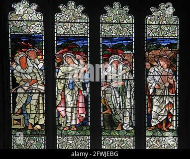 Ein Buntglasfenster von Edward Burne-Jones mit den vier Evangelisten, St. Michael's Church, Linlithgow, Schottland Stockfoto