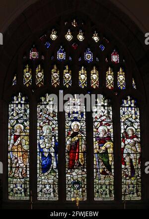 Buntglasfenster von Percy Bacon, das Mut, St. Ann, Christus in Majestät, St. Paul und Sieg zeigt, St. Mary's Church, Pilsdon, Dorset Stockfoto