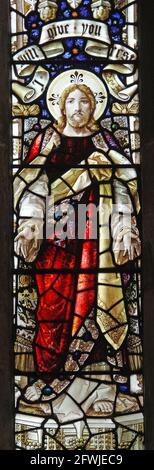 Buntglasfenster von Percy Bacon mit der Darstellung von Christ the Consoler, St. Mary's Church, Pilsdon, Dorset Stockfoto