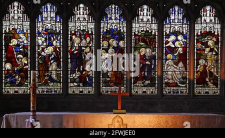 Buntglasfenster von Clayton & Bell mit Darstellung der Passion Christi, Lady St. Mary Church, Wareham, Dorset Stockfoto