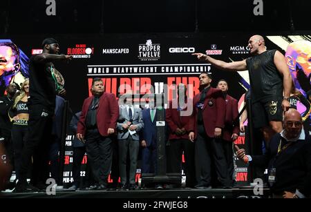 Aktenfoto vom 21-02-2020 von Tyson Fury und Deontay Wilder. Ausgabedatum: Sonntag, 23. Mai 2021. Stockfoto