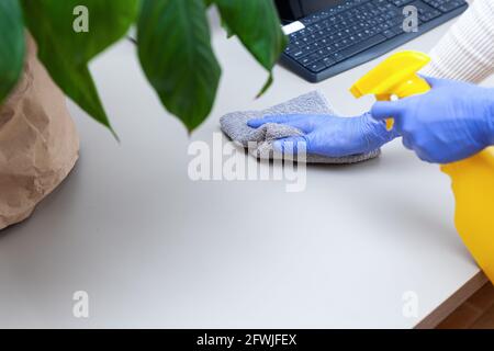 Desinfizierender Computer, antibakterielles Spray, Lappen, sicheres Arbeiten von zu Hause aus Stockfoto