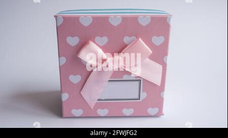 Bunte Geschenkbox mit rosa Schleife. Leere Geschenkboxen auf weißem Hintergrund mit Schatten, isoliert. Stockfoto