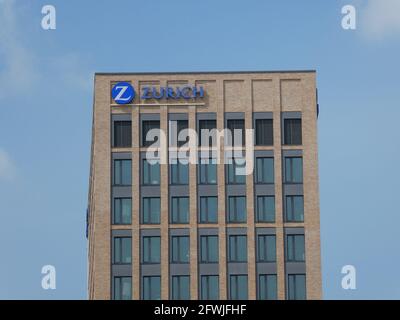 Köln, Deutschland. Mai 2021. Logo, Schriftzug der Zurich Insurance Group auf dem Verwaltungsgebäude in Köln Quelle: Horst Galuschka/dpa/Horst Galuschka dpa/Alamy Live News Stockfoto