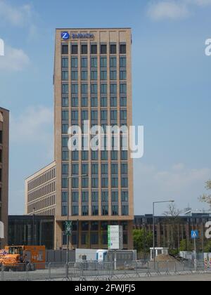 Köln, Deutschland. Mai 2021. Logo, Schriftzug der Zurich Insurance Group auf dem Verwaltungsgebäude in Köln Quelle: Horst Galuschka/dpa/Horst Galuschka dpa/Alamy Live News Stockfoto