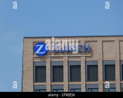 Köln, Deutschland. Mai 2021. Logo, Schriftzug der Zurich Insurance Group auf dem Verwaltungsgebäude in Köln Quelle: Horst Galuschka/dpa/Horst Galuschka dpa/Alamy Live News Stockfoto