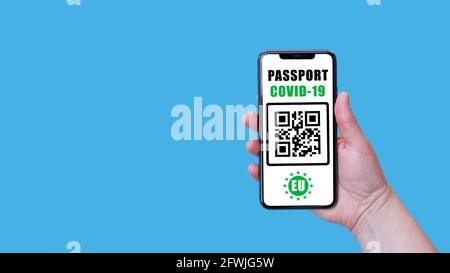 COVID-19 Impfpass oder digitales grünes Zertifikat auf dem Smartphone können für Reisen in alle Länder der Europäischen Union verwendet werden. Stockfoto