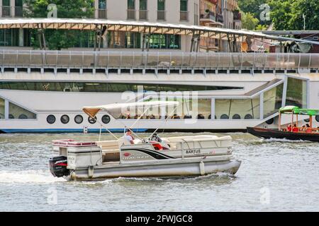 Schiffe und Schiffe auf dem Fluss Wisla in der Nähe des Königsschlosses Wawel in Krakau, Polen. Stockfoto