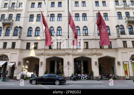 München, Deutschland. Mai 2021. Gäste sitzen vor dem Hotel vier Jahreszeiten Kempinski München in der Maximilianstraße und genießen die abendliche Atmosphäre in der Landeshauptstadt bei warmen Temperaturen. Quelle: Felix Hörhager/dpa/Alamy Live News Stockfoto