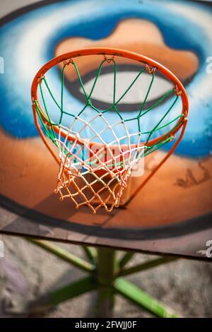 Basketballkorb und -Netz in der farbenfrohen Künstlerenklave von Metalkova in Ljubljana, Slowenien Stockfoto