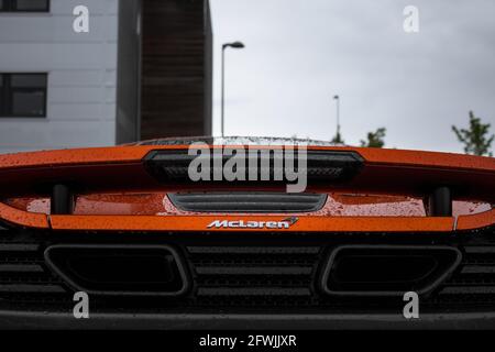 Das McLaren Bonnet Abzeichen auf der Vorderseite EINES Vulkans Orange 2015 McLaren 650S Coupe Supercar Stockfoto