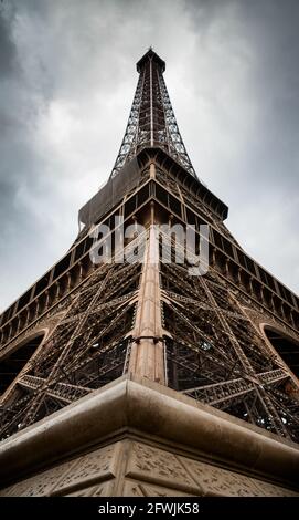 Nahaufnahme der Basis des berühmten Eiffelturms in Paris, Frankreich Stockfoto