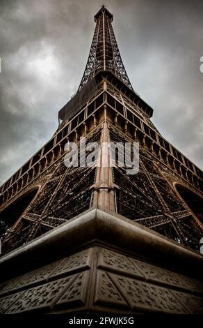 Nahaufnahme der Basis des berühmten Eiffelturms in Paris, Frankreich Stockfoto