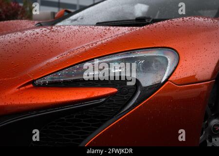 Der vordere Xenon-Scheinwerfer eines Volcano Orange 2015 McLaren 650S Coupe Supercar Stockfoto