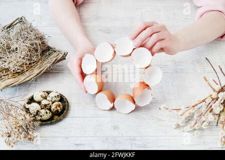 Wie man Ostern Tischdekoration mit Eierschalen, spanischem Moos und Kätzchen macht. Schritt für Schritt, Tutorial. Stockfoto