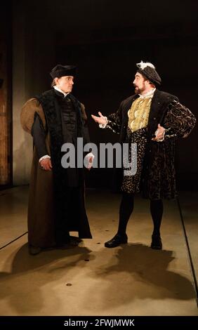 l-r: Ben Miles (Thomas Cromwell), Nathaniel Parker (Henry VIII) in BRING UP THE BODIES von Hilary Mantel in der Royal Shakespeare Company (RSC), Swan Theatre, Stratford-upon-Avon, England 08/01/2014 für die Bühne adaptiert von Mike Poulton Design: Christopher Oram Beleuchtung: Paule Constable Regie: Jeremy Herrin Stockfoto